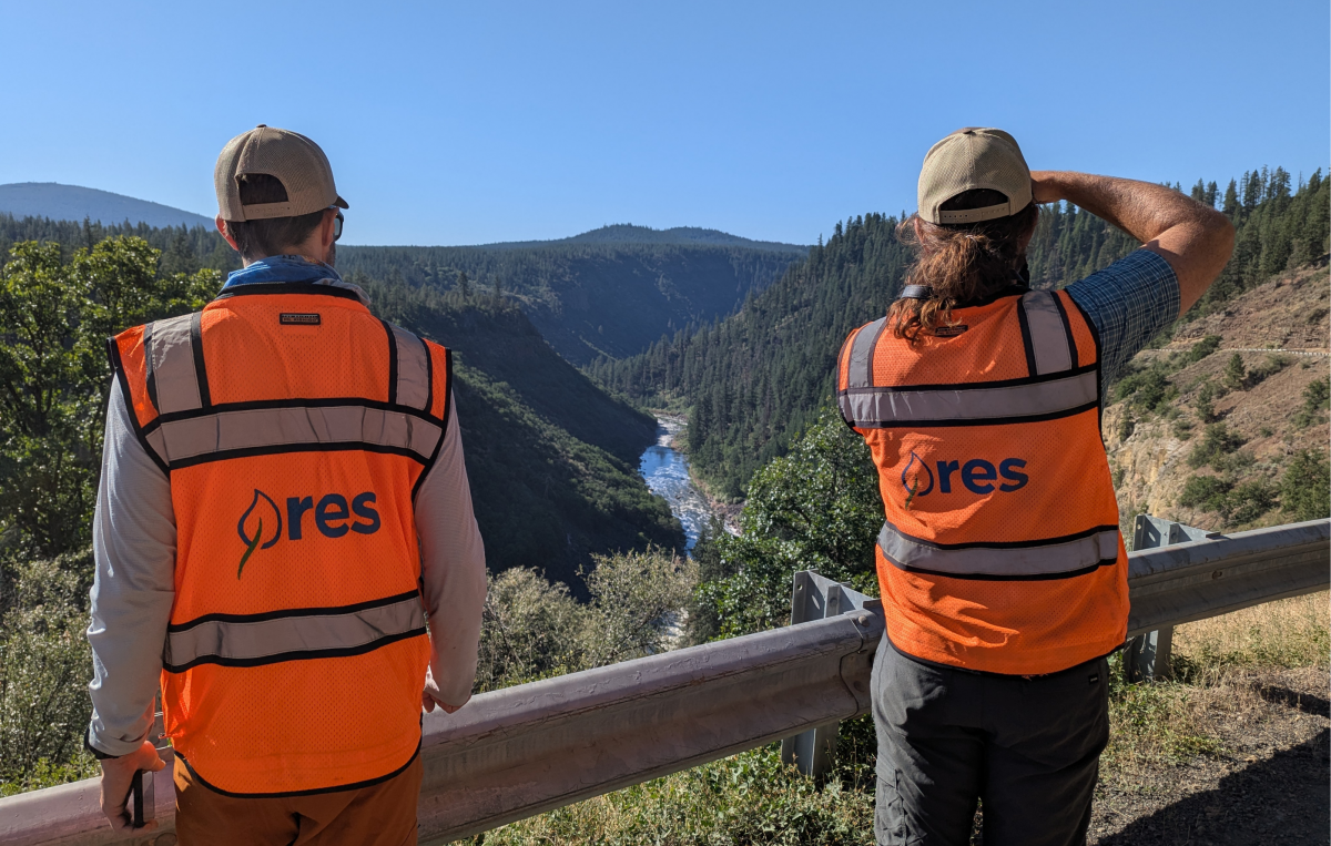 Stephen Staiger (Fisheries Biologist) and Dylan Keel (Fisheries Ecologist) assessing the Klamath River, downstream of the former J.C. Boyle Dam. This team is collecting eDNA samples in this section of river for the Molecular Library project.
